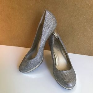 Bandolino Gold and silver blend heels